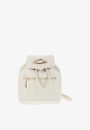 Pequeña mochila de cuero color crema con estampado floral en relieve, bolsillo delantero con cremallera, cierre con cordón y cierre de alfiler de seguridad dorado en la solapa.