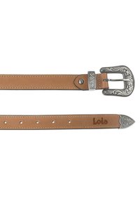 Cinturón de cuero marrón claro con hebilla decorativa en tono plateado, diseño floral en relieve y seis agujeros para ajuste. Presenta un logo de la marca.