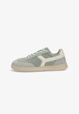 Zapatillas de ante y cuero verdes con acentos beige, punta redonda, suela plana y diseño de cordones con un patrón en zigzag.