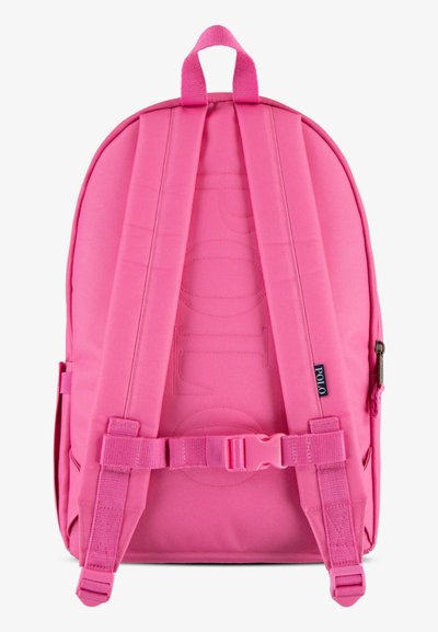 Ροζ σακίδιο από ύφασμα με απαλή υφή, ρυθμιζόμενους μαξιλαρένιους ιμάντες, μπροστινές πόρπες και λεπτομέρεια λογοτύπου στο πλάι.