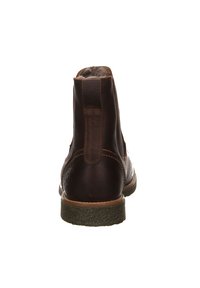 Bota de tobillo de cuero marrón con tacón curvo, superficie texturizada, acentos de costura y suela de goma; diseño minimalista, sin elementos decorativos.
