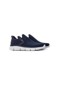 Zapatillas slip-on en color navy con parte superior de malla texturizada, suela blanca acolchada y detalle en color naranja en el costado. Diseño ligero y flexible.