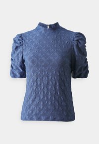 Námorně modrý top z textura tkaniny s vyvýšeným diamantovým vzorem, s krátkými puff rukávy a vysokým výstřihem s detailem ve tvaru klíčové dírky.