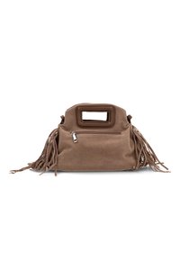 Bolso de ante marrón con asa rectangular cortada, bolsillo delantero con cremallera y flecos largos a ambos lados, sobre un fondo blanco.