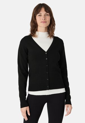 Cardigan noir en tricot avec un col en V et des manches longues, comportant une rangée de six boutons noirs sur le devant et des poignets côtelés.