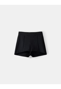 Svarta höga shorts med en slät textur, utrustade med veckdesign och en bred midja för en skräddarsydd passform.