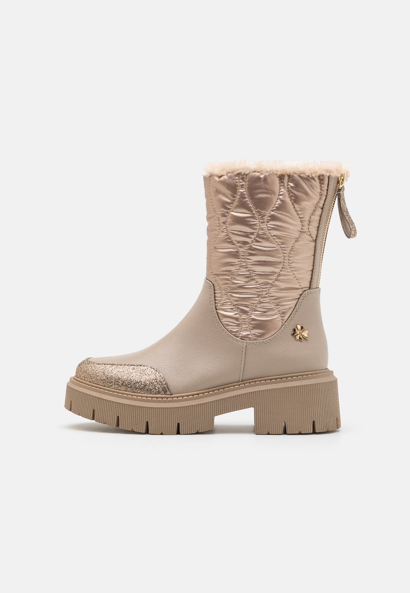 Beige vanntette støvler med quiltet nylonoverdel, kunstig pelskant, glitrende tåhette og tykk gummisåle med riller. Glidelås på siden.