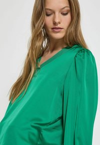 Minus MSSELVA V-NECK - Palaidinė - golf green