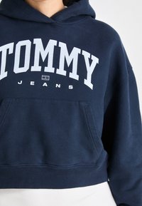 Tommy Jeans VARSITY HOODIE - Felpa - dark night navy