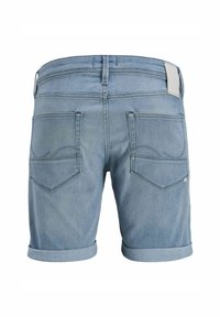 Lyseblå denimshorts med opsmøgte kanter, der har to baglommer, diskrete syninger og et mærket læderpatch på livet.