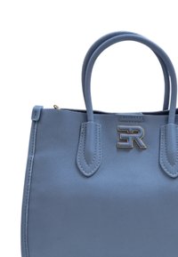 Borsa a mano in pelle azzurro chiaro con doppi manici, accessori in oro e logo impresso. Texture liscia con dettagli di cuciture rinforzate.