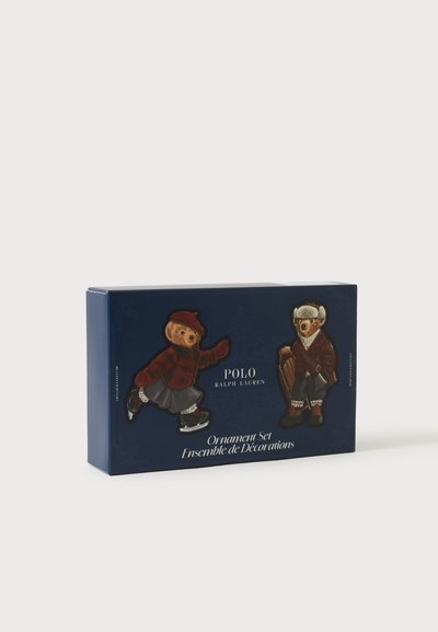 Κουτί Polo Ralph Lauren σε ναυτικό μπλε με δύο αρκουδάκια στολίδια ντυμένα με χειμερινά ρούχα ως σετ στολιδιών.