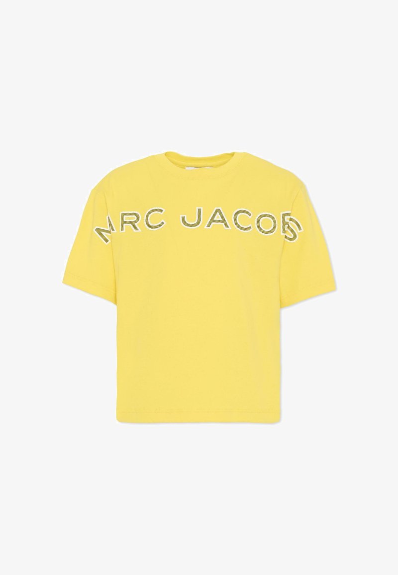 Camiseta amarilla de manga corta con cuello redondo y el texto audaz "MARC JACOBS" en el pecho, con letras blancas delineadas.