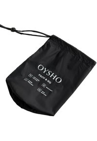 Fekete húzózsinóros zsák, melyen az "OYSHO PACK & GO" felirat olvasható, valamint ikonok jelzik, hogy 100% tollat tartalmaz, víztaszító, légáteresztő és szélálló tulajdonságokkal rendelkezik.