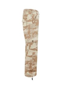 Beige camo cargo bukser med elastisk talje, knaplukket sidelomme og snørelukning i bunden med sort drossel til justerbar pasform.