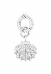 Ciondolo a forma di conchiglia in argento con texture rigata, attaccato a una chiusura circolare. La notevole lucentezza e la finitura liscia esaltano il suo design.