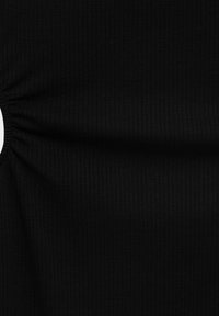 Tessuto nero a costine con superficie texture, caratterizzato da dettagli arricciati su un lato, che enfatizzano la sua elasticità e design che aderisce al corpo.