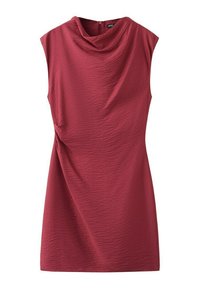 Robe sans manches longueur genou en tissu texturé rose foncé avec un col drapé et un léger drapé sur le côté.