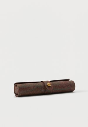 Estuche enrollado de cuero marrón con patrón de cachemira, asegurado con una correa y cierre de botón dorado sobre un fondo blanco liso.