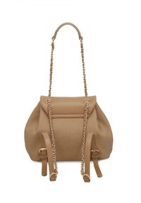 Sac à main en tissu marron et cuir avec une chaîne comme bandoulière, de forme arrondie, design plissé et poche avant. Surface texturée avec des accents lisses.