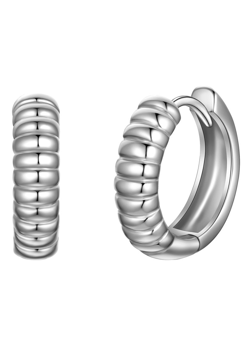 Hõbedased rõngakõrvarõngad, millel on ribakujuline disain ja sile, peegeldav viimistlus, kuvatakse ümar kuju ja turvalise klammerdumise sulgemisega.