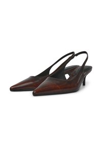 Tacchi slingback in pelle marrone con punta affusolata, tacco basso e lati intagliati. Texture liscia con una finitura lucida.