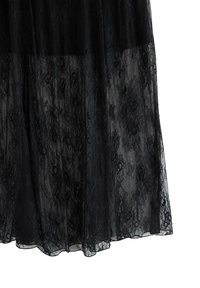 Gonna nera in pizzo con un design a strati, caratterizzata da intricate decorazioni floreali e una texture trasparente. L'orlo è morbido e leggermente ondulato.