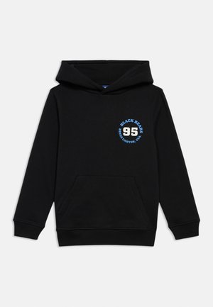 Fekete kapucnis pulóver hosszú ujjakkal és elülső kenguruzsebbel. Kerek kék és fehér grafika található rajta, a mellkason "BLACK BEARS" és "95" felirattal.