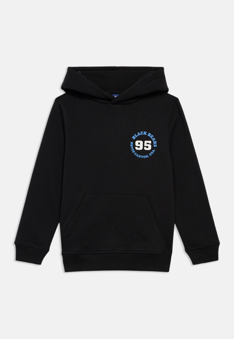 Čierna mikina s dlhými rukávmi a predným kengurím vreckom. Má okrúhlu modro-bielu grafiku s nápisom "ČIERNE MEDVEDE" a "95" na hrudi.