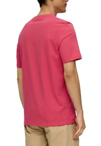 s.Oliver MIT GROSSEM LABEL - T-shirt print - himbeere