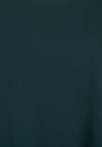 Dunkelgrünes T-Shirt aus Baumwolle, mit einer glatten Textur und einem schlichten, klassischen Design ohne Muster oder Verzierungen.