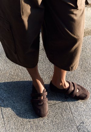 Bershka, SPORTY - BALLERINA SHOES - Ballerine con cinturino - brown