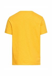 Gul kortærmet t-shirt, rund hals, let tekstur, ensfarvet, ingen mønstre eller grafikker, jævnt syning langs kanten.