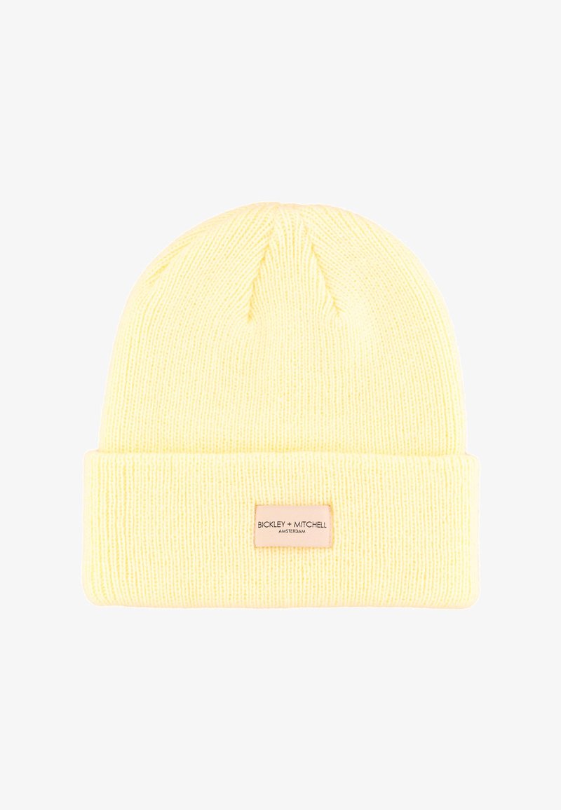 Geel gebreide muts met een opgevouwen boord. Heeft een label met de merknaam "BICKLEY + MITCHELL". Gemaakt van zachte, gestructureerde stof.
