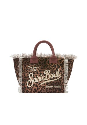 Borsa tote con stampa leopardata, bordi sfrangiati, manici marroni e testo "The place to be Saint Barth Summer Paradise" sul davanti.