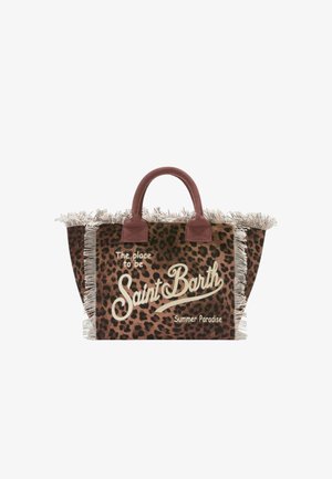 Borsa tote con stampa leopardata, bordi sfrangiati, manici marroni e testo "The place to be Saint Barth Summer Paradise" sul davanti.
