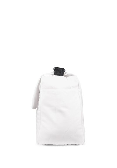Borsa di stoffa bianca con forma rettangolare, dotata di un lembo superiore, chiusura con cordoncino nero e superficie liscia. Design semplice e minimalista.