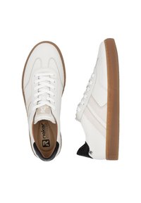 Sneaker bianchi in pelle con punta arrotondata, design con lacci, suola in gomma marrone e dettagli neri sul tallone, caratterizzati da strisce sottili sui lati.