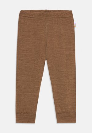 Barna kötött baba leggings, elasztikus derékrésszel és kis, színes csíkos címkével az oldalon, fehér háttéren, laposan elhelyezve.