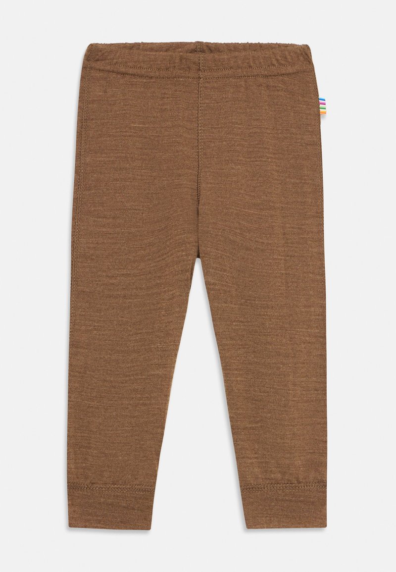 Brązowe dziane legginsy dla niemowląt z elastycznym pasem i małą, wielokolorową, paskowaną metką z boku, wyłożone płasko na białym tle.