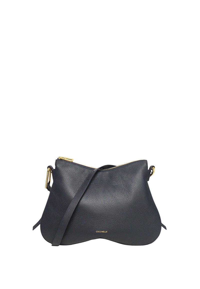 Borsa a spalla in pelle blu scuro con texture liscia, forma curva, ferramenta in tono oro e chiusura con zip. Logo del brand visibile sulla parte anteriore.