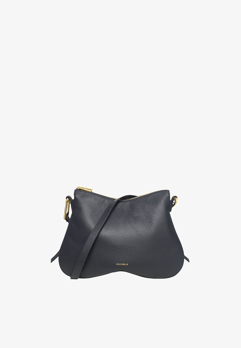 Borsa a spalla in pelle blu scuro con texture liscia, forma curva, ferramenta in tono oro e chiusura con zip. Logo del brand visibile sulla parte anteriore.