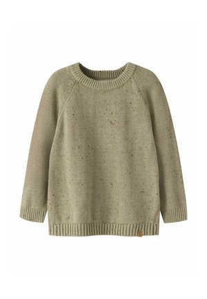 Pull en laine tricotée marron clair à manches longues, col, poignets et ourlet côtelés, présenté sur un fond blanc uni.