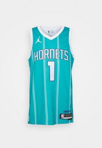 Teal basketballtrøje med hvide striber, med "HORNETS" i fed skrift og nummer "1" centreret på forsiden. NBA- og mærke-logoer inkluderet.