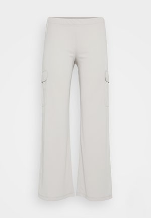 Lichtgrijze wijde cargo-broek met een elastische tailleband en twee zijzakken. Gemaakt van een zachte, rekbare stof voor comfort.