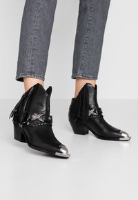 Ash Botines camperos - black