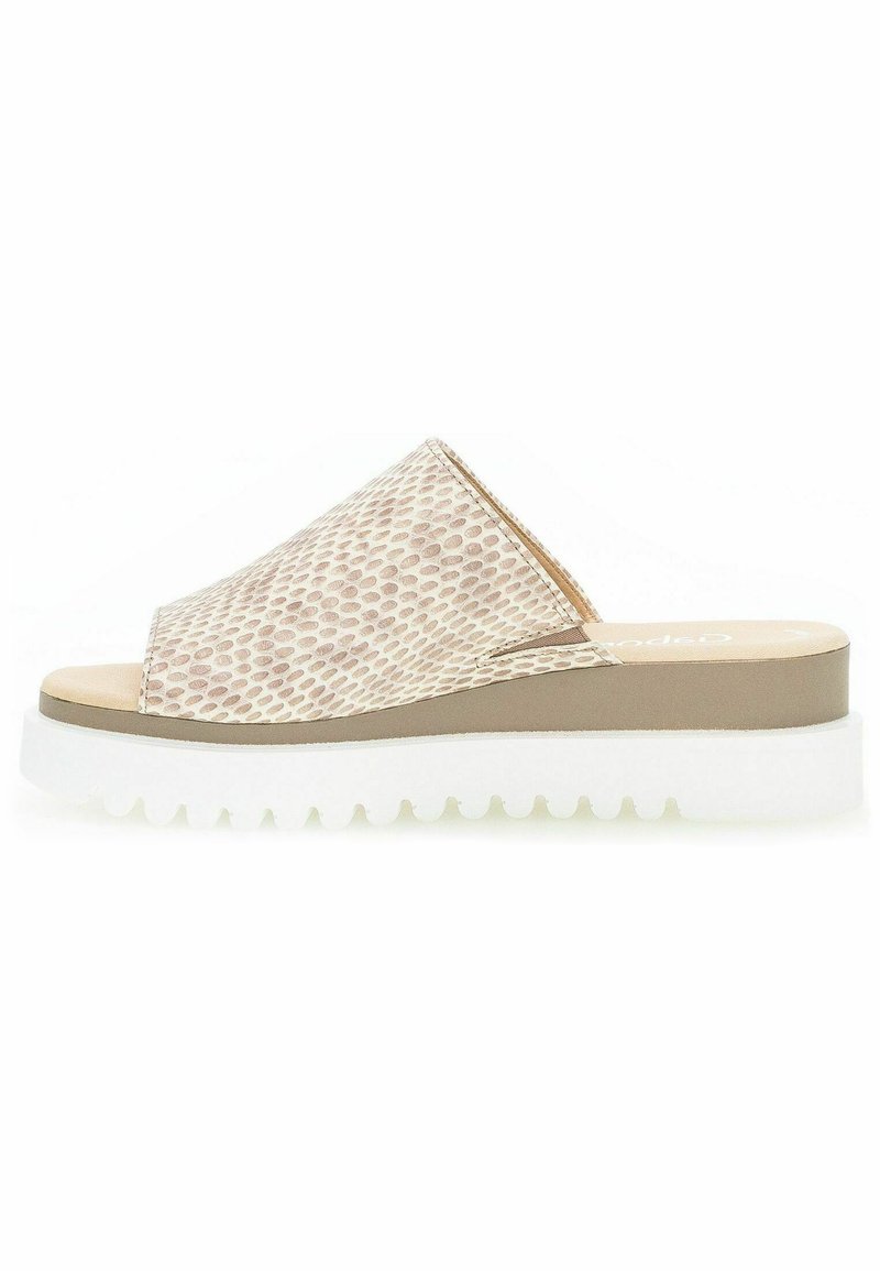 Slide sandalen met een gemusterde beige bovenkant, lichtgekleurde zool en een chunky, geribbelde witte loopzool. Open teen ontwerp met een middenhoogte platform.