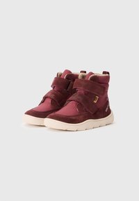 Botas de tornozelo bordeau com parte superior em camurça e têxtil, apresentando duas fitas aderentes, forro macio e sola de borracha, detalhe do logotipo lateral.