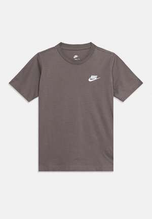 Grå Nike t-shirt til mænd med korte ærmer, rund hals og lille hvid Nike-logo på venstre bryst.