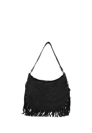 Sac à bandoulière en daim noir avec franges et petits clous en laiton le long des bords et de la sangle sur fond blanc.